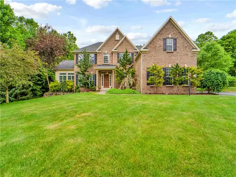 253 Stonefield Ln, Farmington, NY 14425