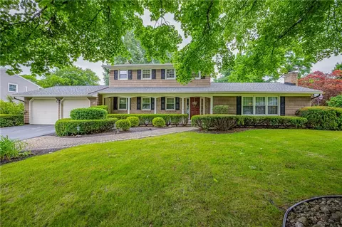 38 Pineview Dr, Penfield, NY 14526