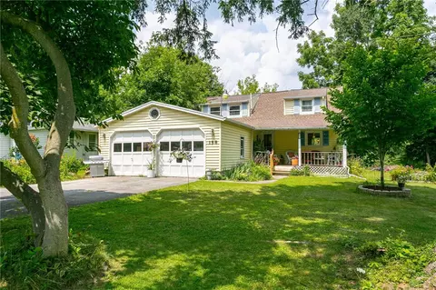 158 River Meadow Dr, Rochester, NY 14623