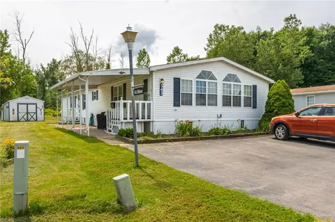 543 Rockview Dr, Holley, NY 14470