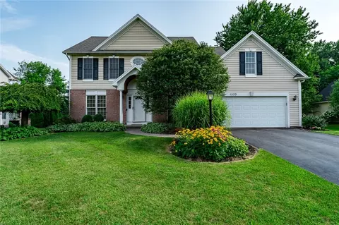 1523 Fieldcrest Dr, Webster, NY 14580