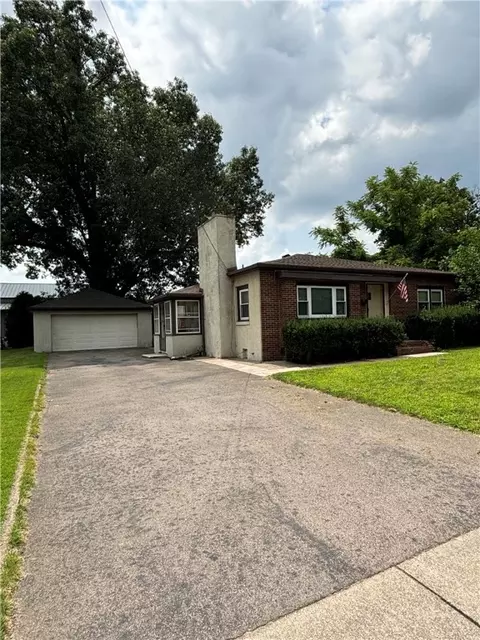 250 W Ivy St, East Rochester, NY 14445