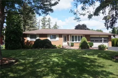 77 Towngate Rd, Greece, NY 14626