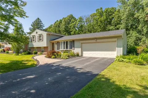 16 Mertensia Ln, Henrietta, NY 14467