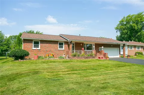 33 Drexel Dr, Gates, NY 14606