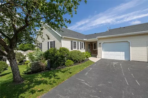 8 Braintree Cres, Penfield, NY 14526
