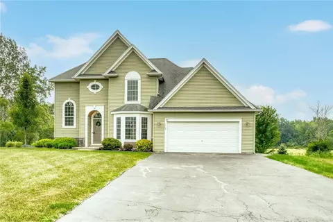 70 Parnell Dr, Riga, NY 14428