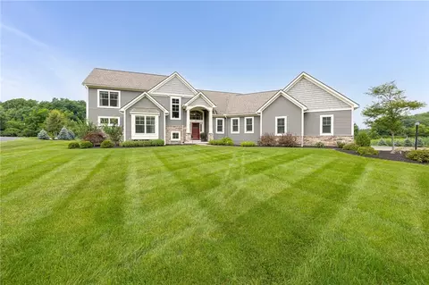 376 Bridlewood Ln, Victor, NY 14564