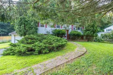 13 Olympus Dr, Macedon, NY 14502