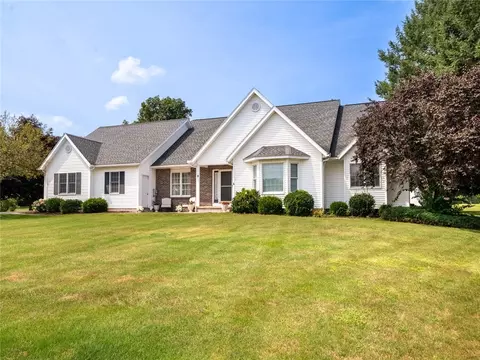 8 Lorric Ln, Ogden, NY 14559