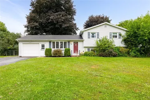 22 Scenic Cir, Ogden, NY 14624