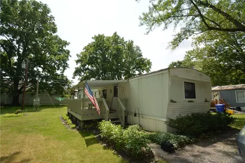 229 Marlette Dr, Farmington, NY 14425