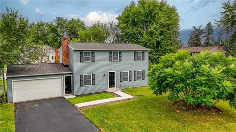 4 Beckenham Ln, Perinton, NY 14450