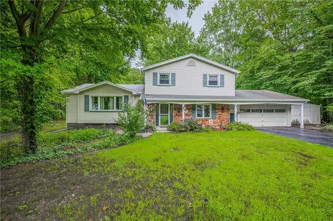 20 Charleswood Dr, Pittsford, NY 14534