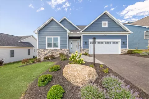 10 Black Wood Cir, Pittsford, NY 14534