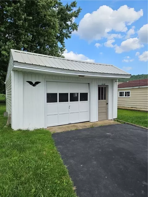20 N Bennett St, Eldred, PA 16731 photo 5