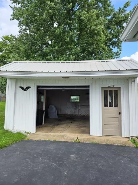 20 N Bennett St, Eldred, PA 16731 photo 4