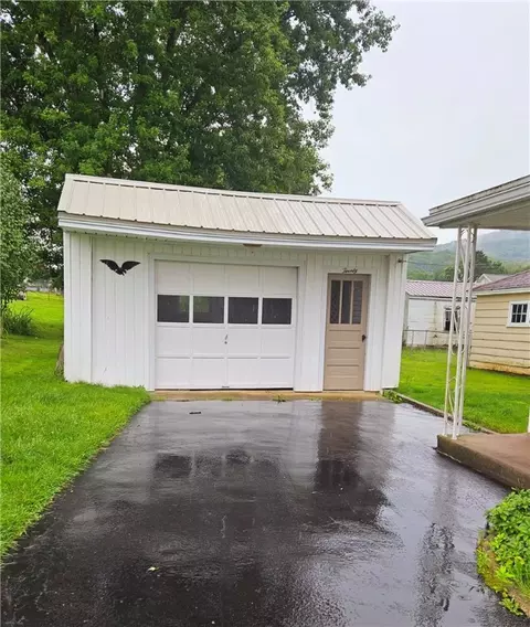 20 N Bennett St, Eldred, PA 16731 photo 6