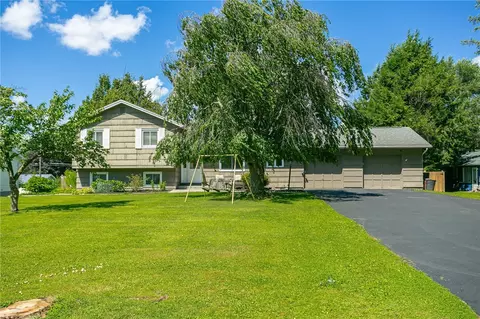 36 Fawn Ridge Rd, Henrietta, NY 14467