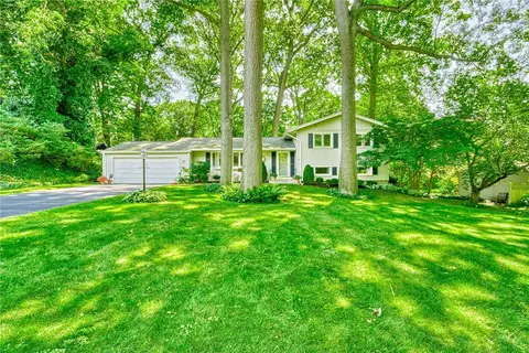 8 Kimberly Rd, Pittsford, NY 14534