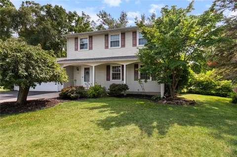725 Sugarcreek Trl, Webster, NY 14580