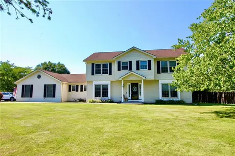 38 Stonewood Dr, Perinton, NY 14450