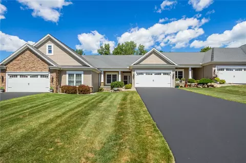 7 Balmoral Dr, Penfield, NY 14526