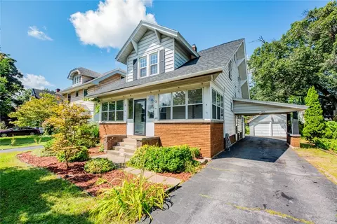 142 Collingwood Dr, Rochester, NY 14621