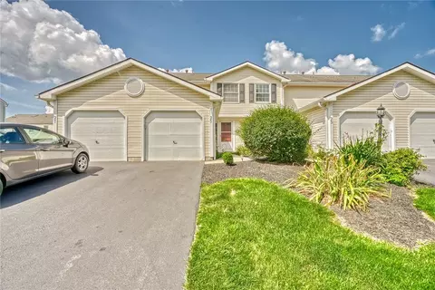 25 Camberley Pl, Penfield, NY 14526