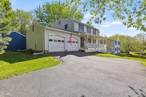 82 Staglen Dr, Henrietta, NY 14467