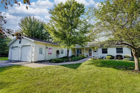 1689 Hennessey Rd, Ontario, NY 14519