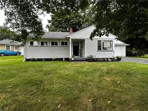 153 Sandalwood Dr, Greece, NY 14616