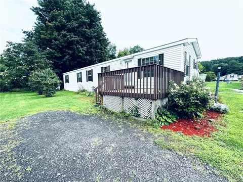 7 Elm Ln, Williamson, NY 14589