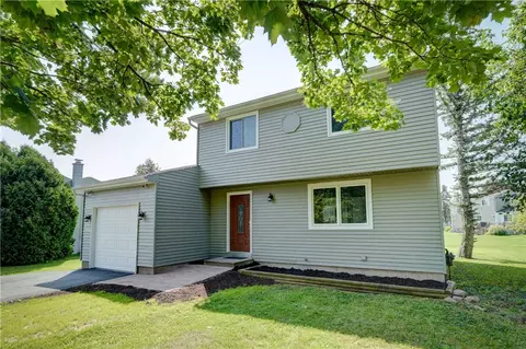 1173 Meadowbrook Ln, Farmington, NY 14425