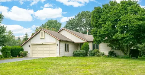 420 Thrushwood Ln, Webster, NY 14580