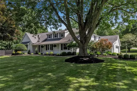 9292 Hunting Valley Rd S, Clarence, NY 14031