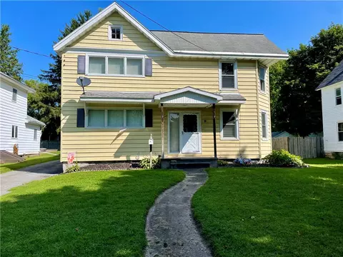 16 W Elizabeth St, Waterloo, NY 13165