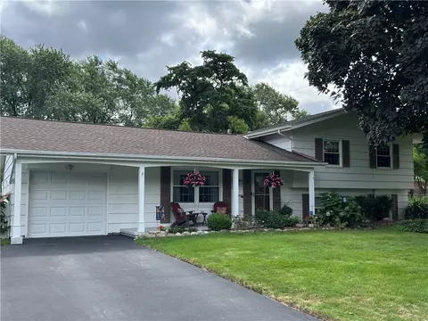 83 Tanglewood Dr, Greece, NY 14616