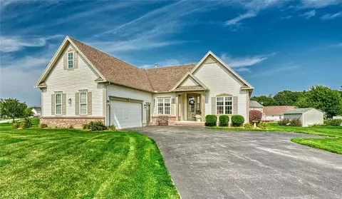 40 Arborway Ln, Greece, NY 14612