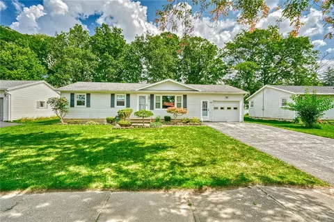 22 Bobbie Dr, Gates, NY 14606