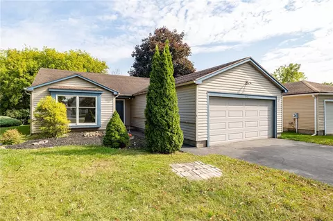 51 Lone Oak Cir, Penfield, NY 14526