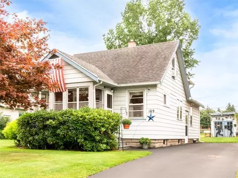169 Cinnabar Rd, Irondequoit, NY 14617
