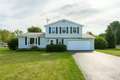 4 Acclaim Dr, Hamlin, NY 14464
