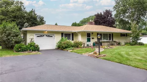19 Woodline Dr, Penfield, NY 14526