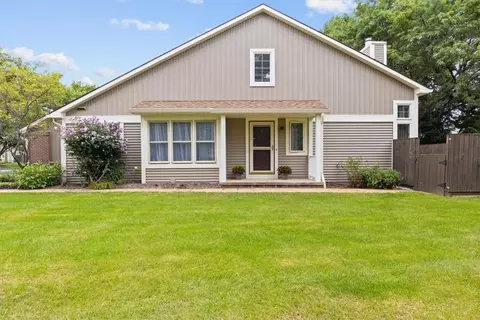 63 Montpelier Cir, Rochester, NY 14618
