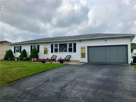 23 Markie Dr E, Gates, NY 14606