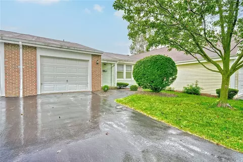 42 Summit Knolls Dr, Webster, NY 14580
