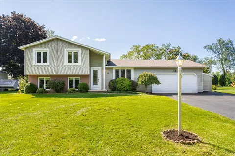 33 Denishire Dr, Ogden, NY 14624