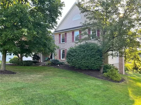 90 Broadmoor Trl, Perinton, NY 14450