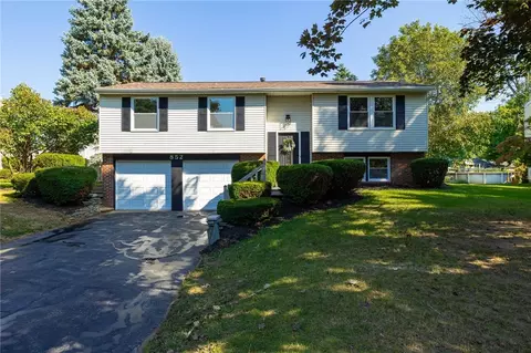 852 Bridle Ln, Webster, NY 14580